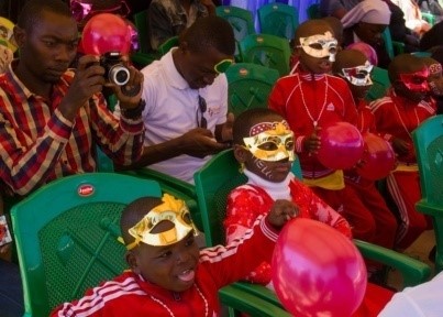 Pour la journée de l'enfant africain : dessin, maquillages, masques festifs