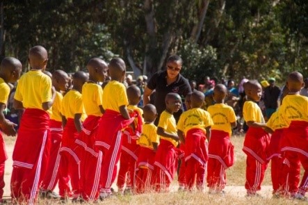 Participation aux chant et danses pendant la journée de l'enfant africain